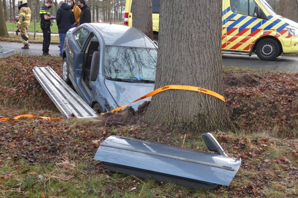 Auto belandt in greppel