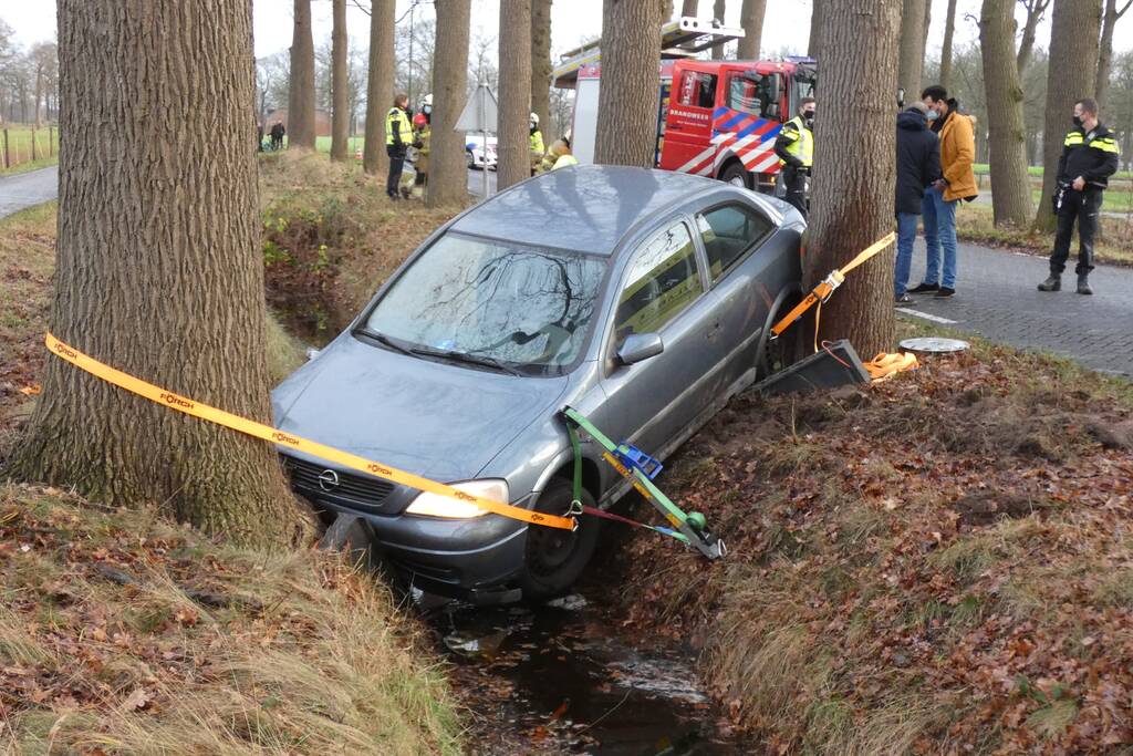 Auto belandt in greppel