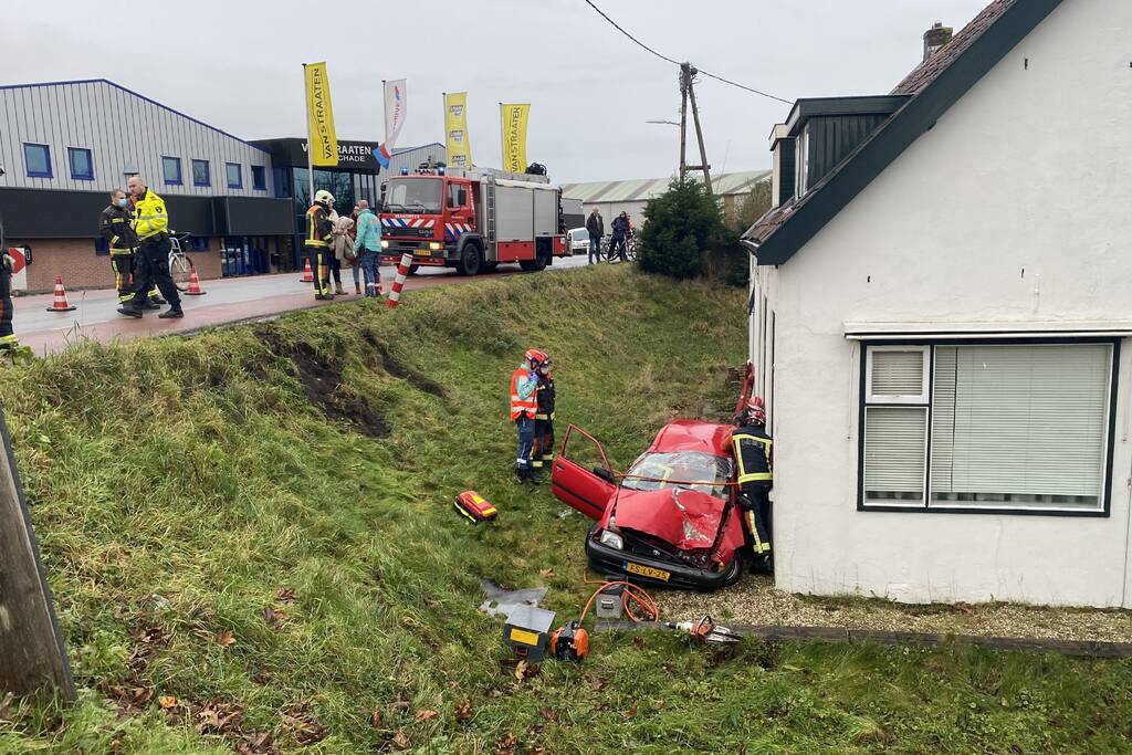 Auto rijdt van dijk en knalt tegen woning