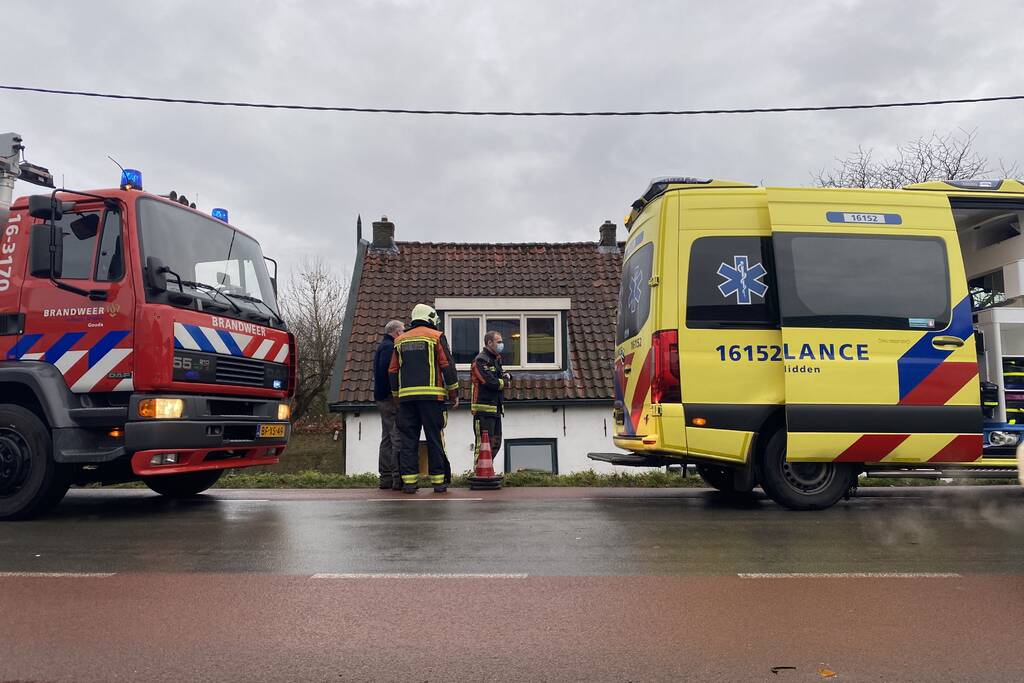 Auto rijdt van dijk en knalt tegen woning