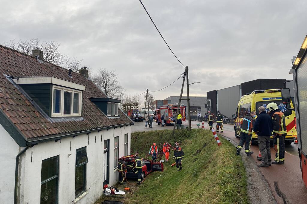 Auto rijdt van dijk en knalt tegen woning