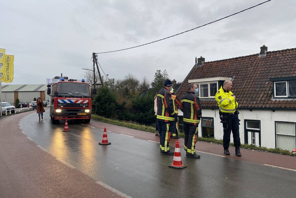 Auto rijdt van dijk en knalt tegen woning
