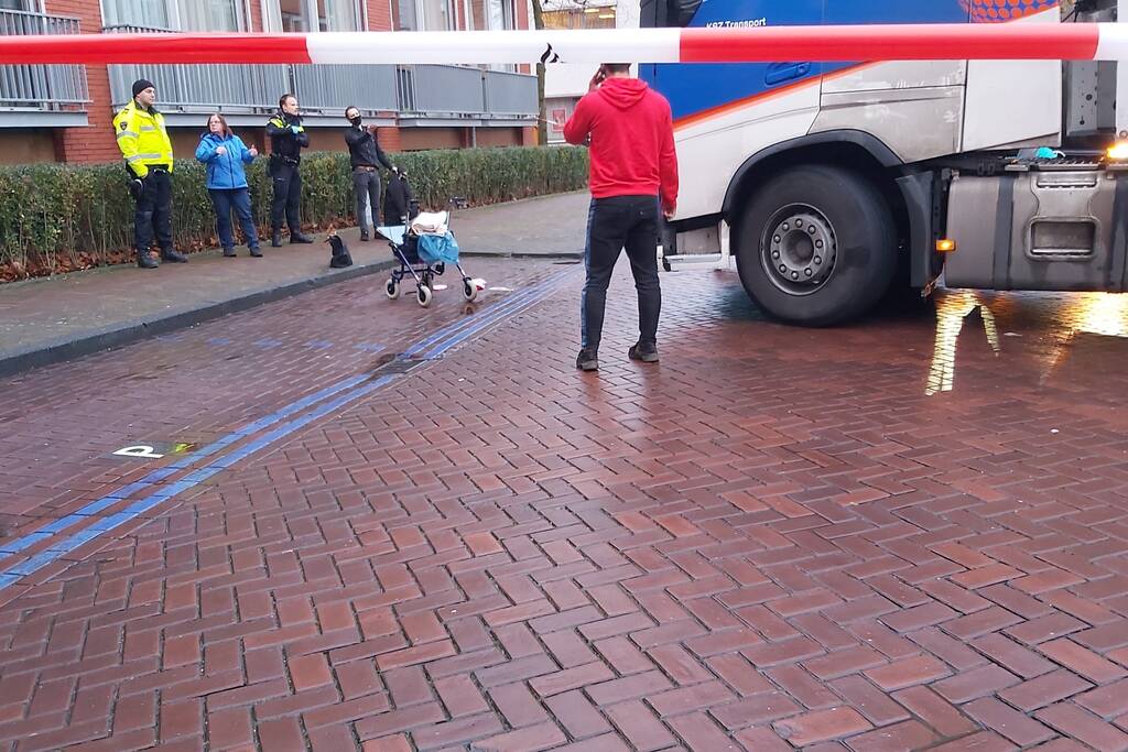 Vrouw gewond bij botsing met vrachtwagen