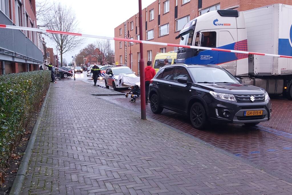 Vrouw gewond bij botsing met vrachtwagen