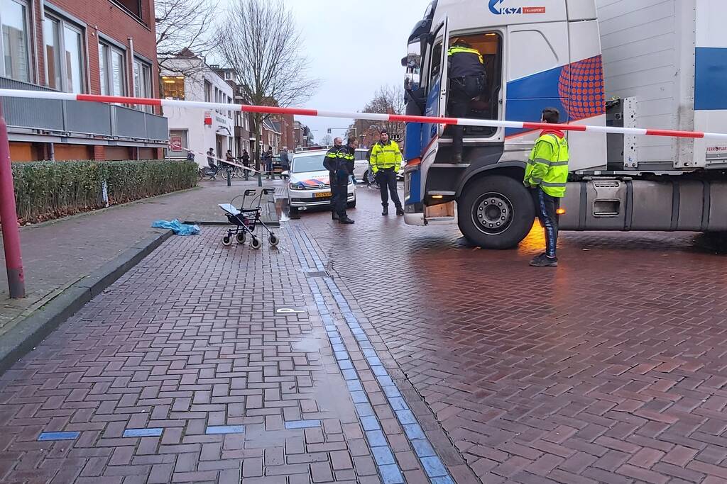 Vrouw gewond bij botsing met vrachtwagen