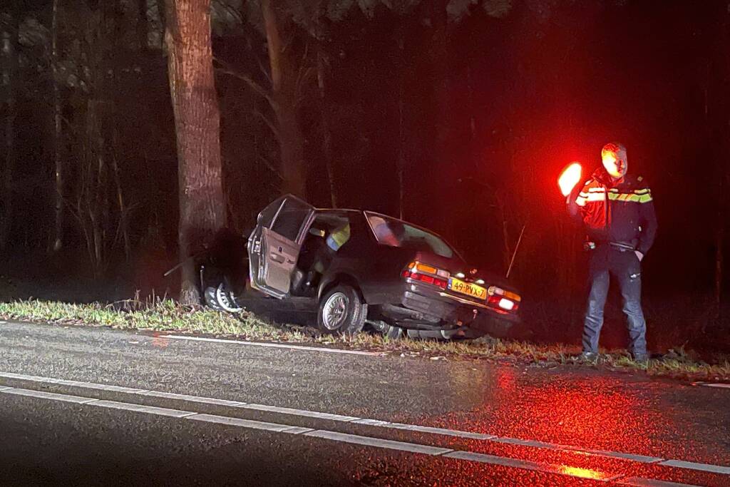 Auto klapt frontaal op boom, bestuurder spoorloos
