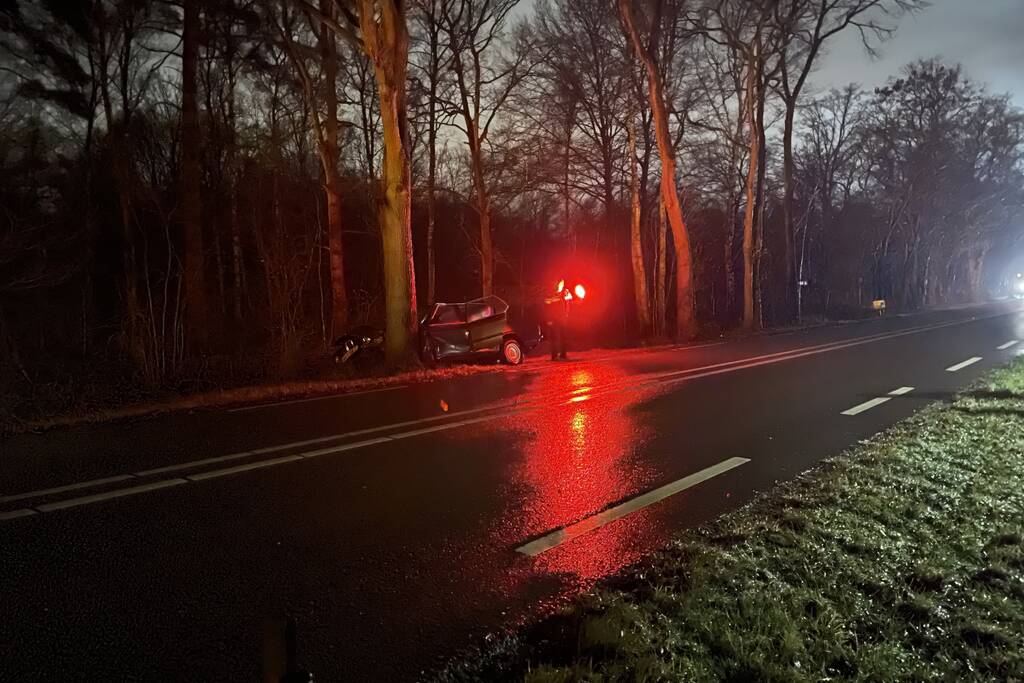 Auto klapt frontaal op boom, bestuurder spoorloos