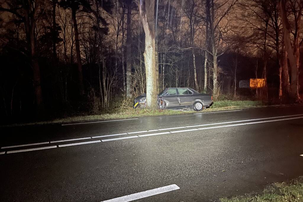 Auto klapt frontaal op boom, bestuurder spoorloos