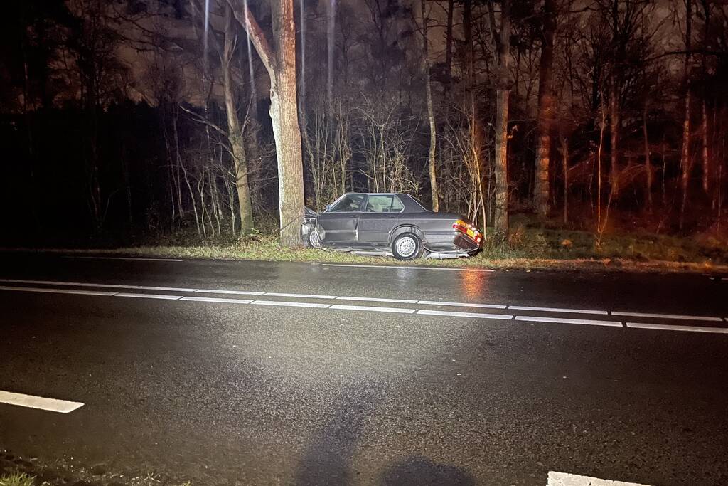 Auto klapt frontaal op boom, bestuurder spoorloos