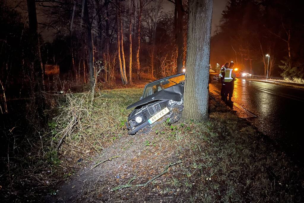 Auto klapt frontaal op boom, bestuurder spoorloos