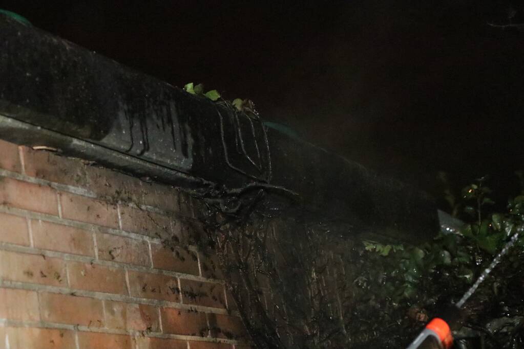 Buurbewoners blussen brandende kliko en voorkomen erger