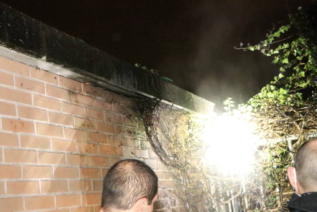 Buurbewoners blussen brandende kliko en voorkomen erger