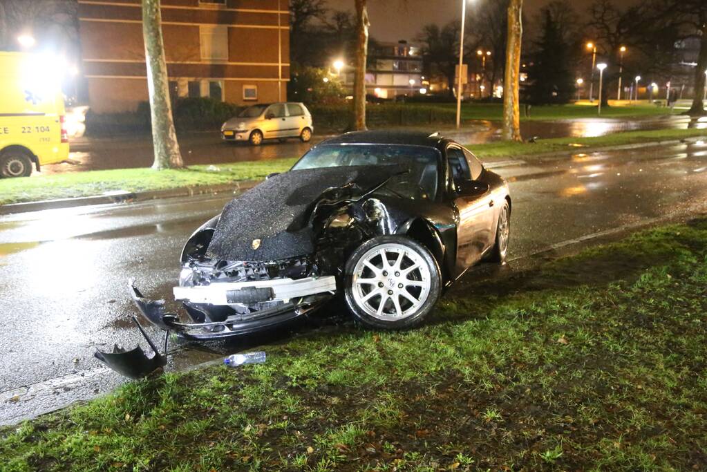 Porsche knalt frontaal tegen boom