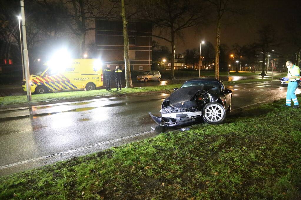 Porsche knalt frontaal tegen boom