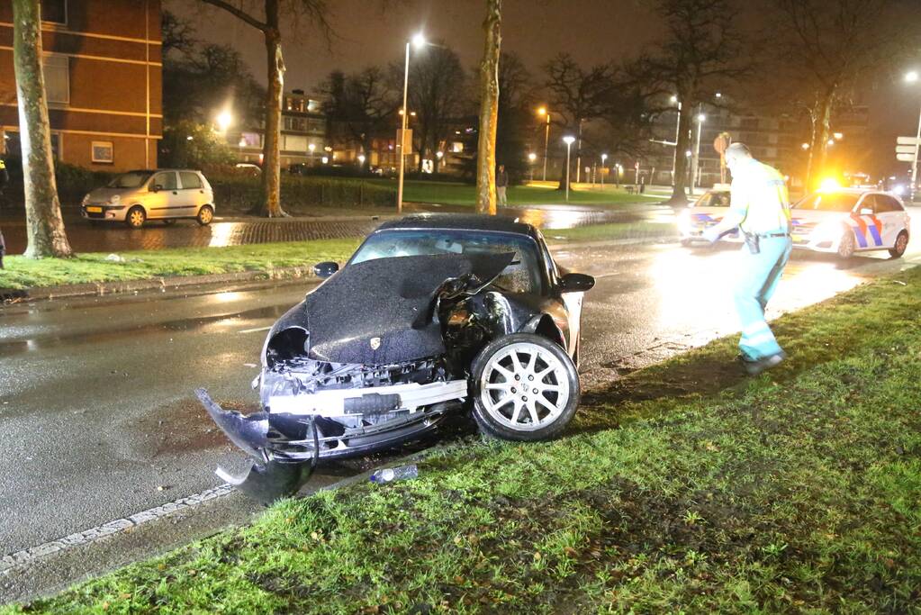 Porsche knalt frontaal tegen boom