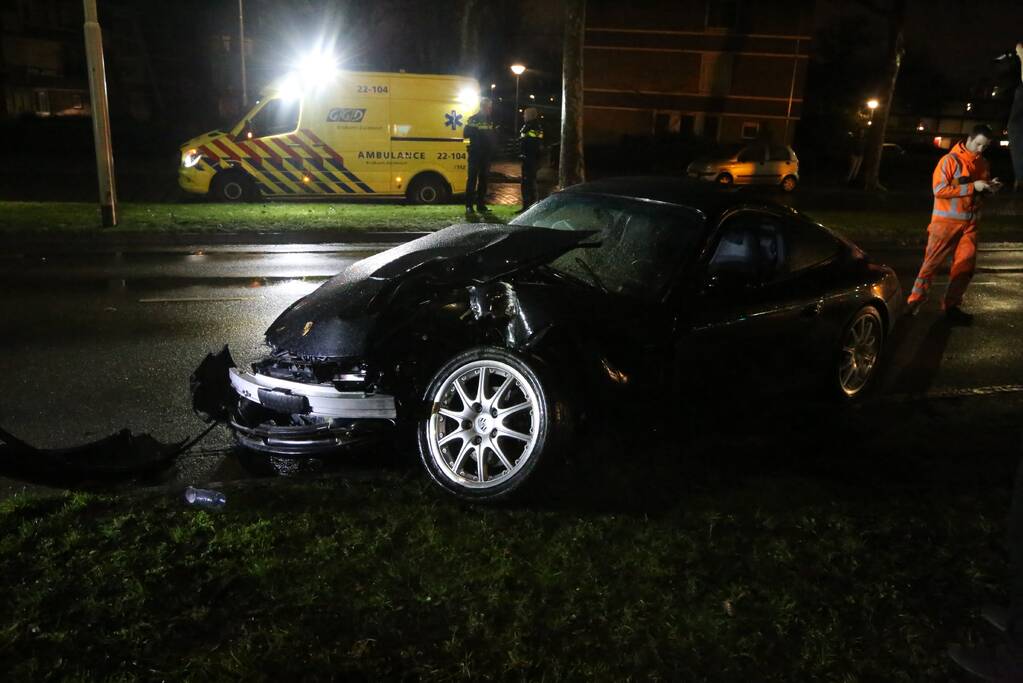 Porsche knalt frontaal tegen boom