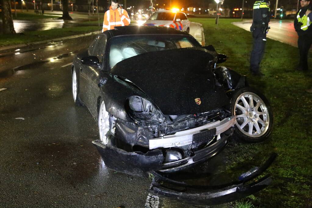 Porsche knalt frontaal tegen boom