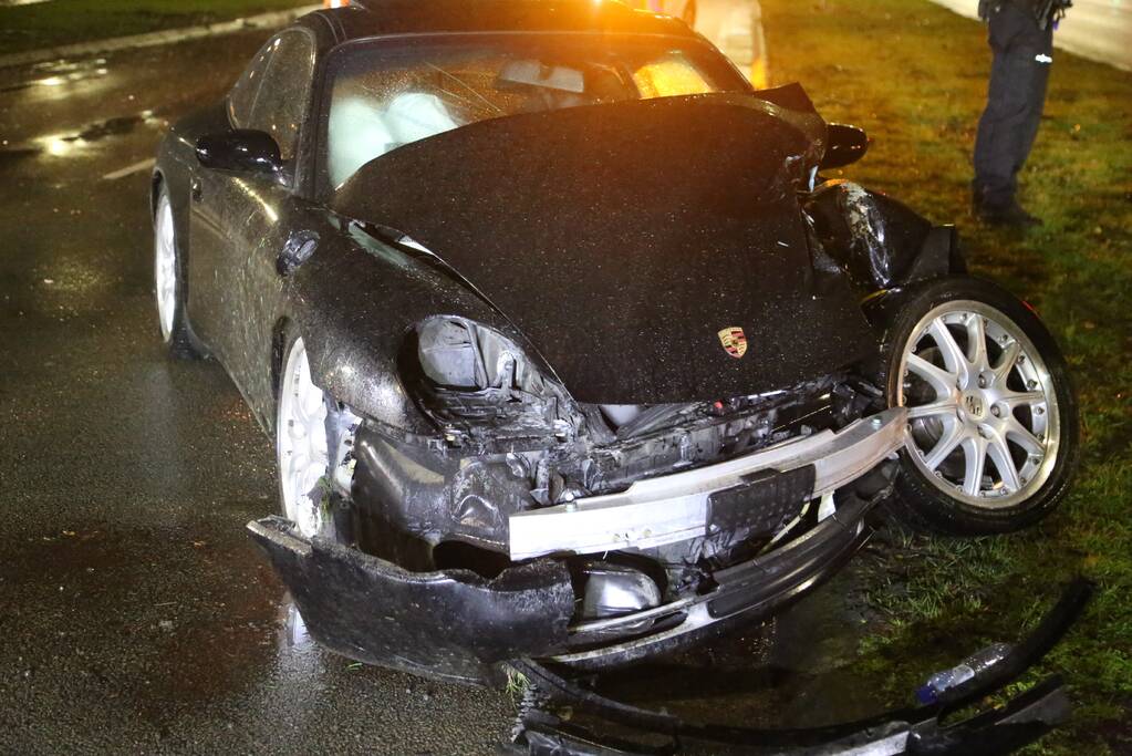 Porsche knalt frontaal tegen boom