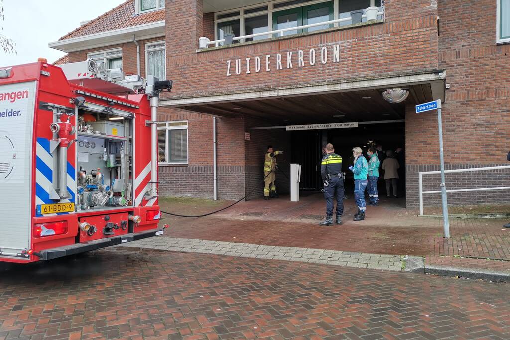 Auto vliegt in brand in parkeergarage