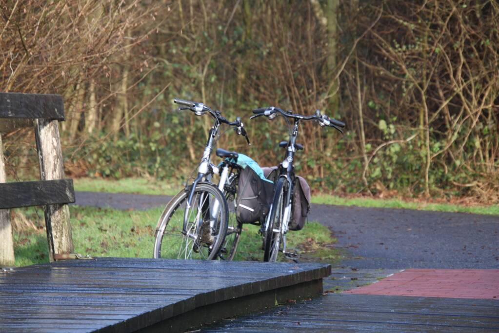 Twee personen gewond bij ongeval op gladde brug