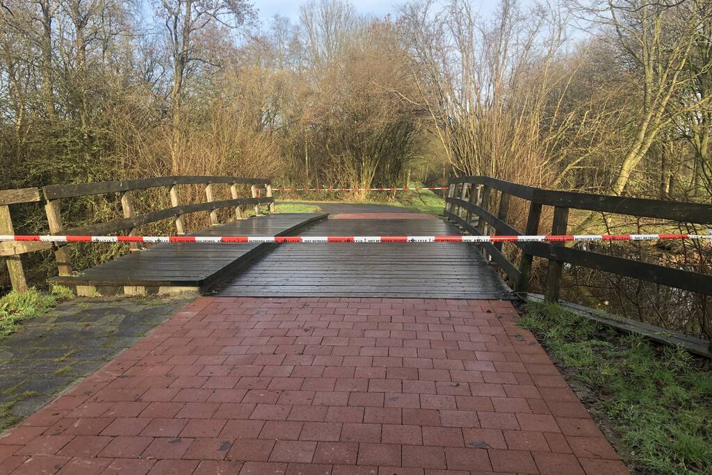 Twee personen gewond bij ongeval op gladde brug