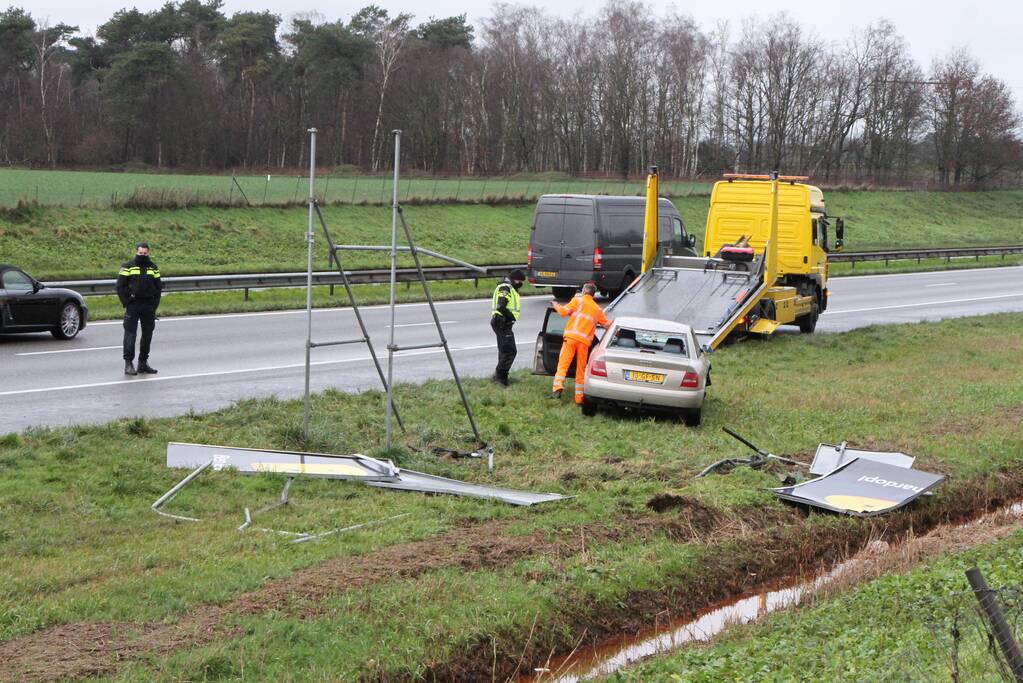 Auto ramt reclamebord in berm