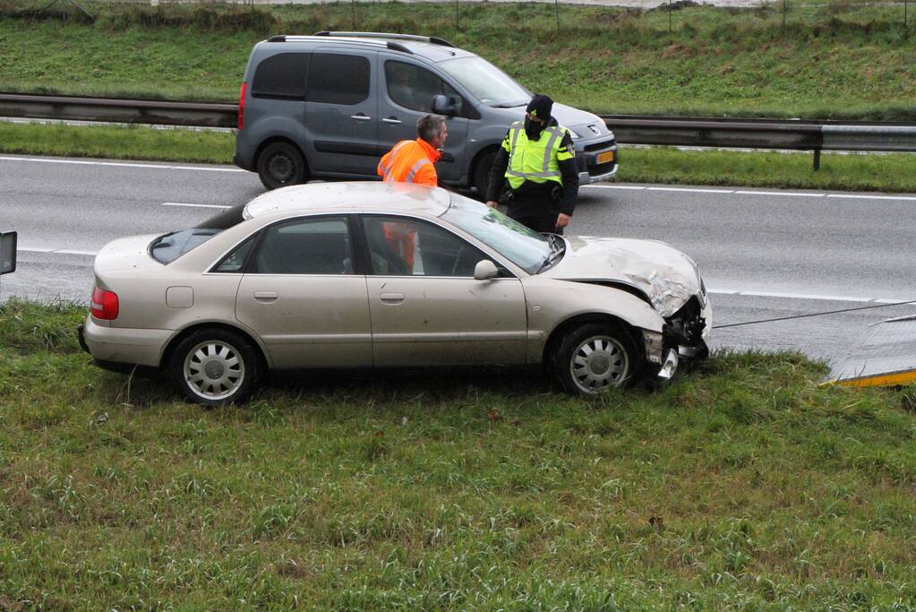 Auto ramt reclamebord in berm