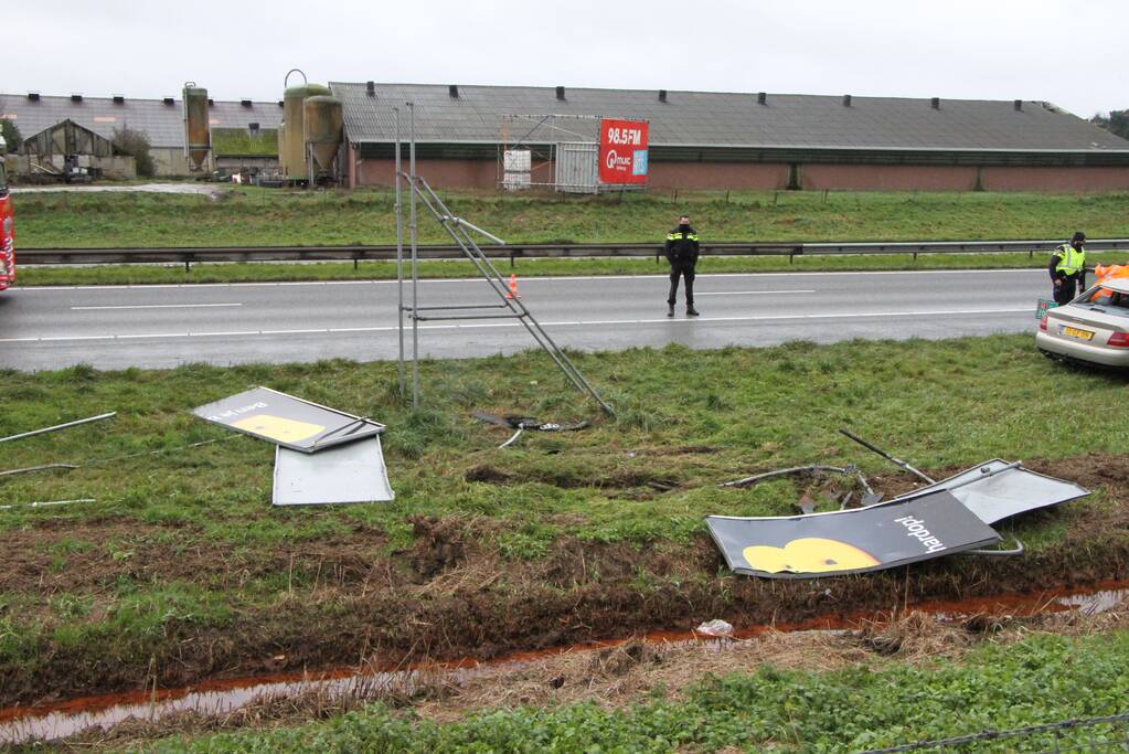 Auto ramt reclamebord in berm