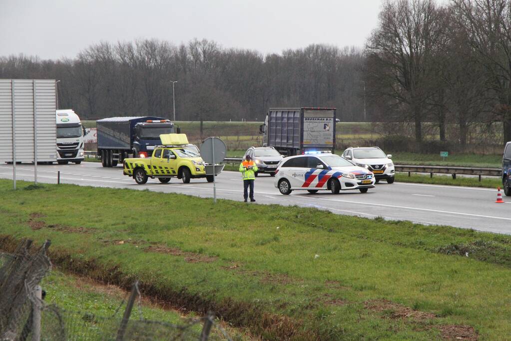 Auto ramt reclamebord in berm