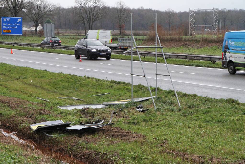 Auto ramt reclamebord in berm
