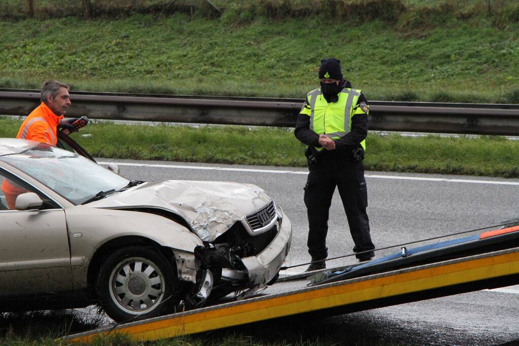 Auto ramt reclamebord in berm