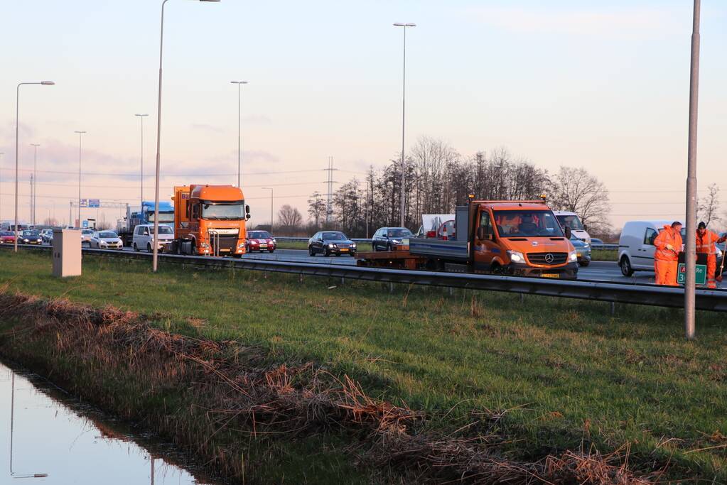 Verkeershinder na aanrijding tussen twee voertuigen