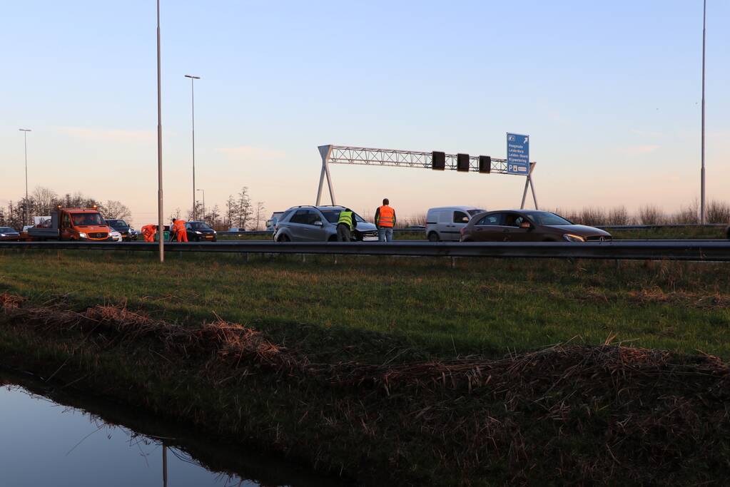 Verkeershinder na aanrijding tussen twee voertuigen