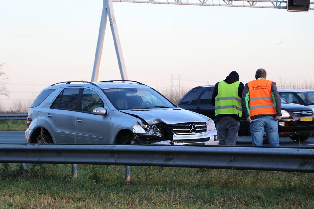 Verkeershinder na aanrijding tussen twee voertuigen