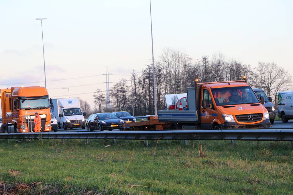 Verkeershinder na aanrijding tussen twee voertuigen