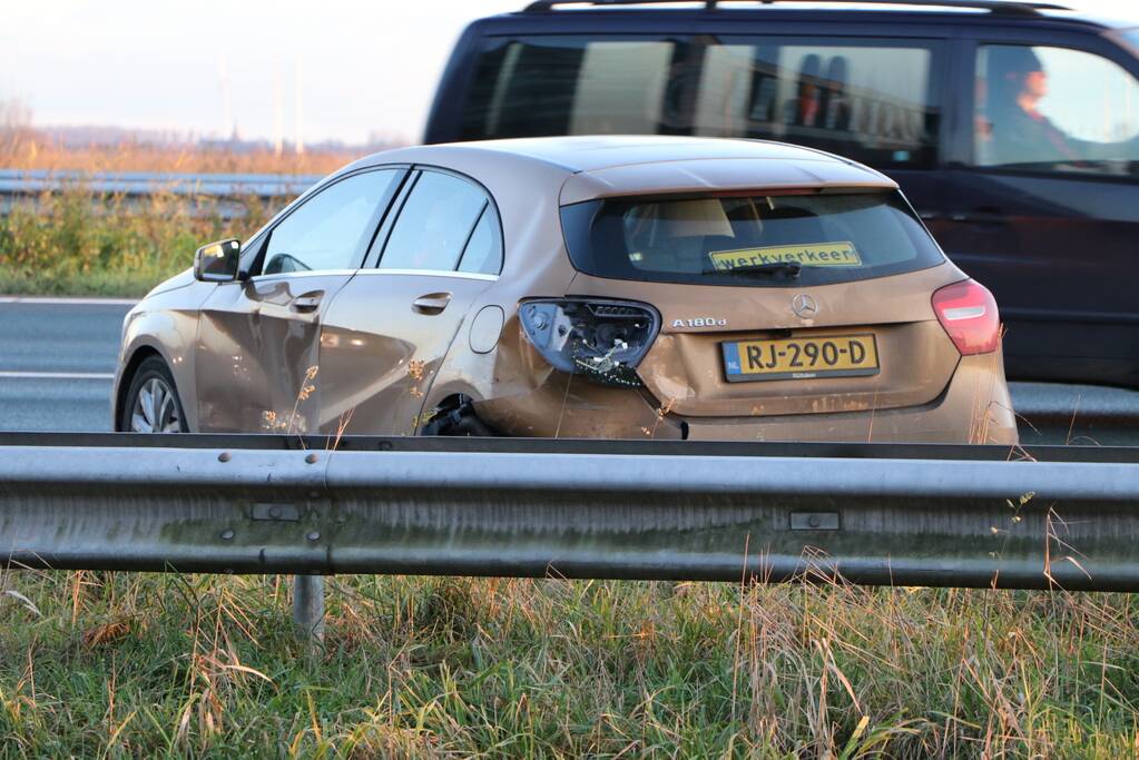Verkeershinder na aanrijding tussen twee voertuigen