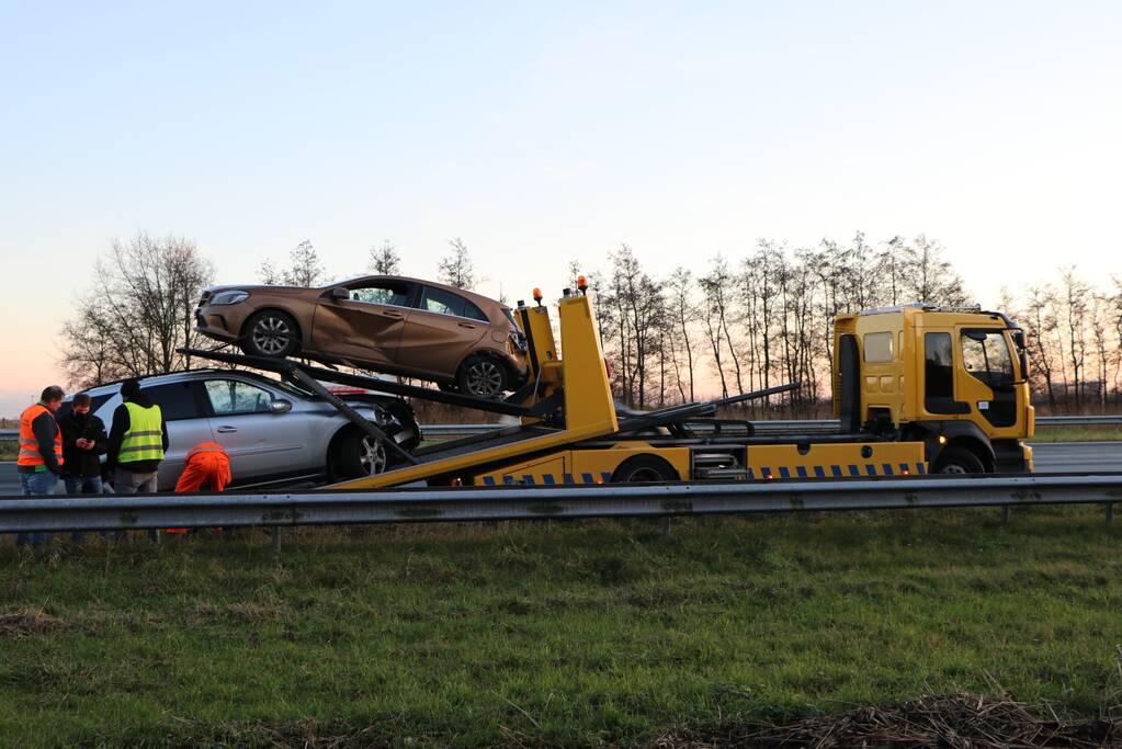Verkeershinder na aanrijding tussen twee voertuigen