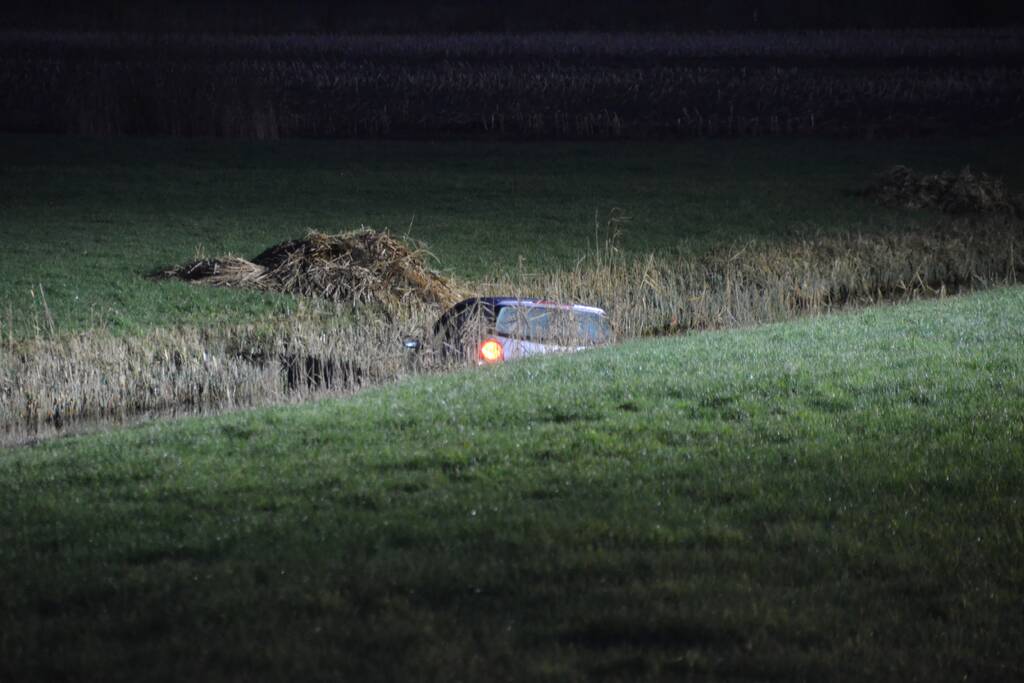 Auto belandt in sloot, bestuurder overleden
