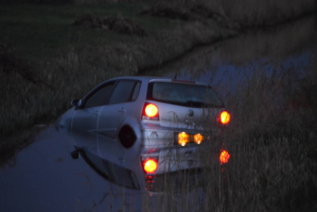 Auto belandt in sloot, bestuurder overleden