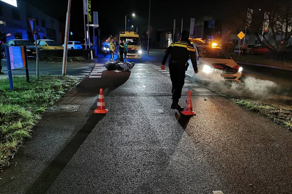 Scooterrijder knalt volop op auto