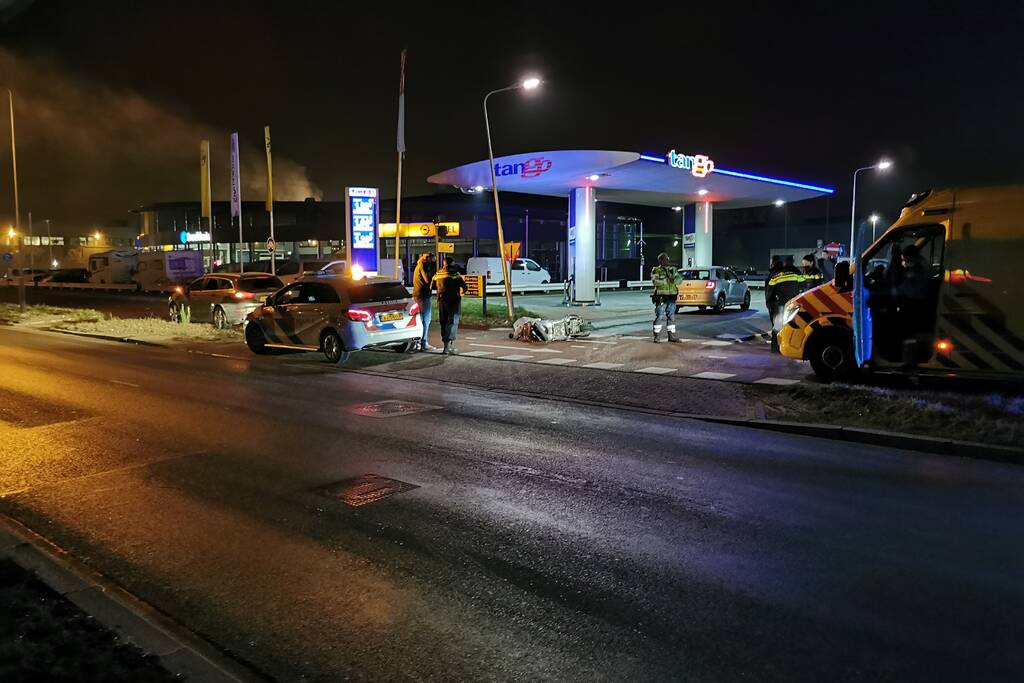 Scooterrijder knalt volop op auto