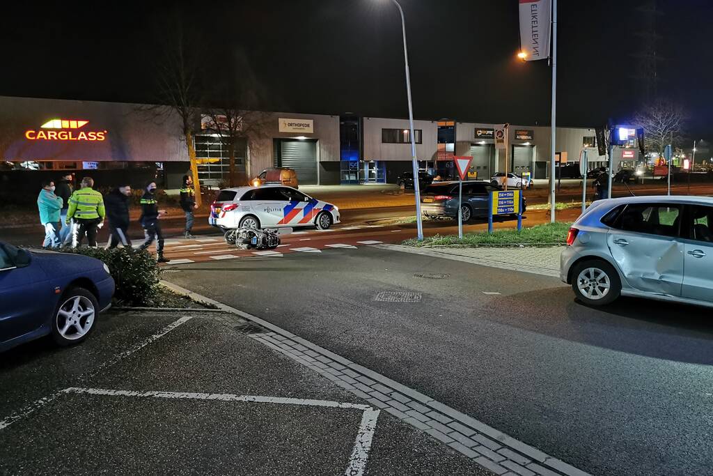 Scooterrijder knalt volop op auto