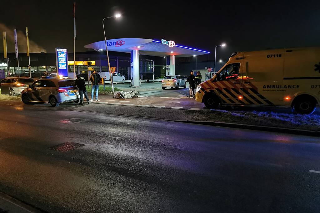 Scooterrijder knalt volop op auto