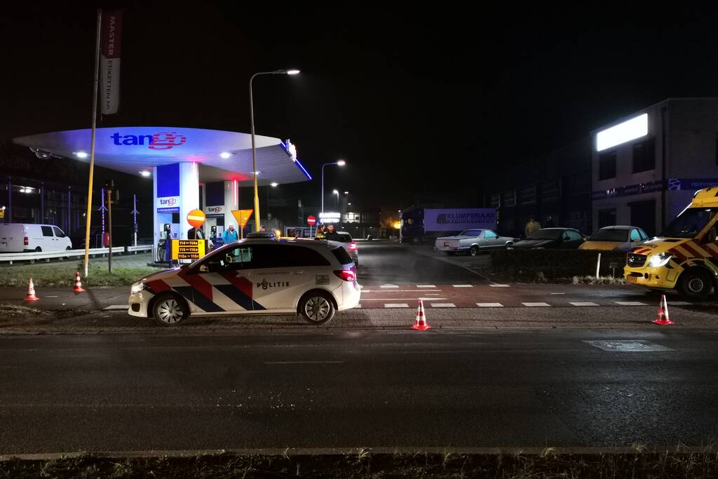 Scooterrijder knalt volop op auto