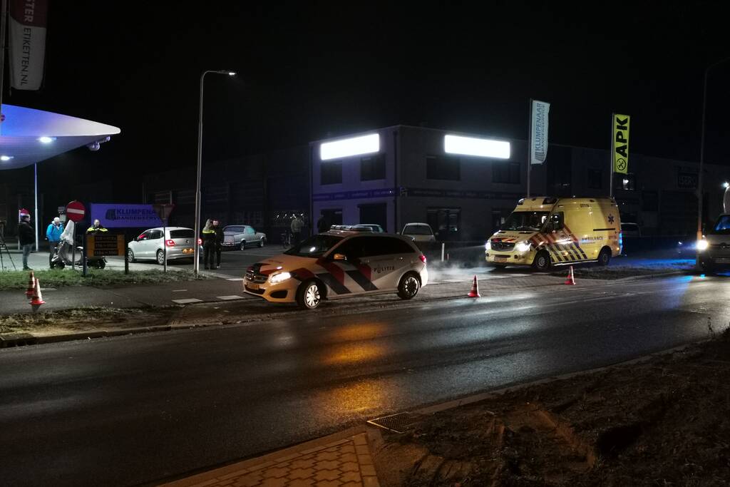 Scooterrijder knalt volop op auto