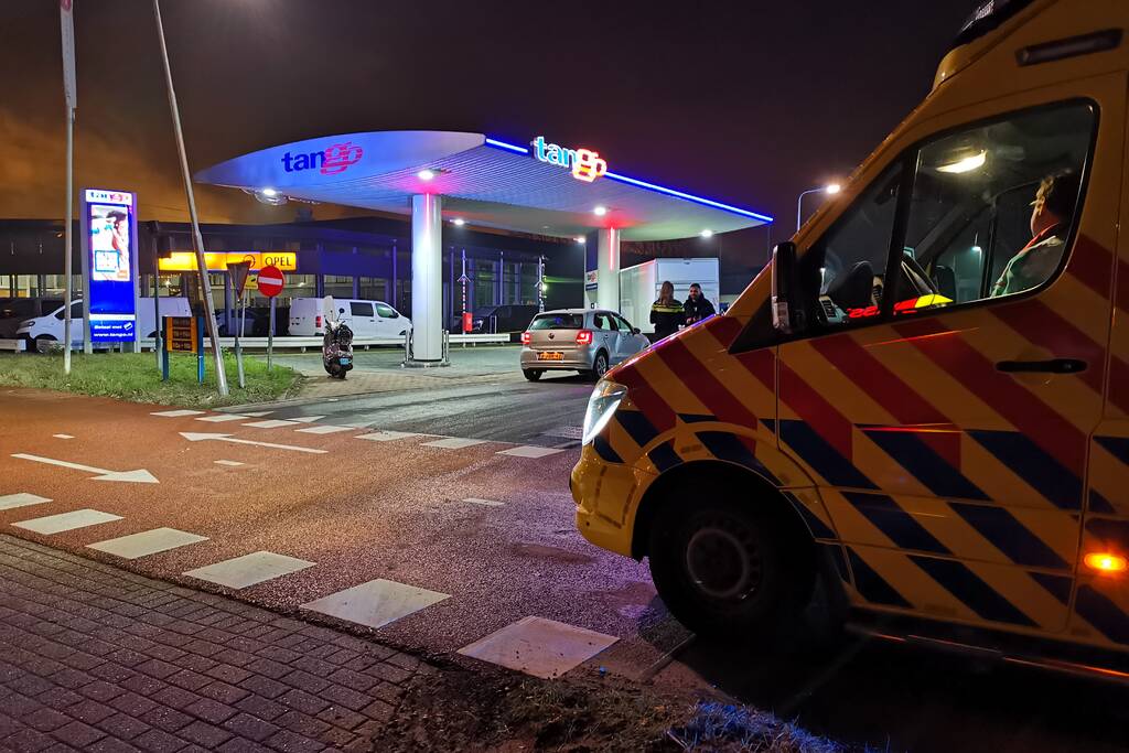 Scooterrijder knalt volop op auto