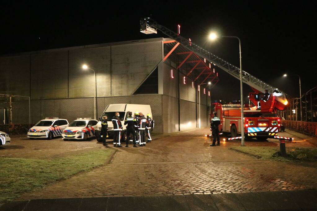 Brandweer doet onderzoek bij Turnhal
