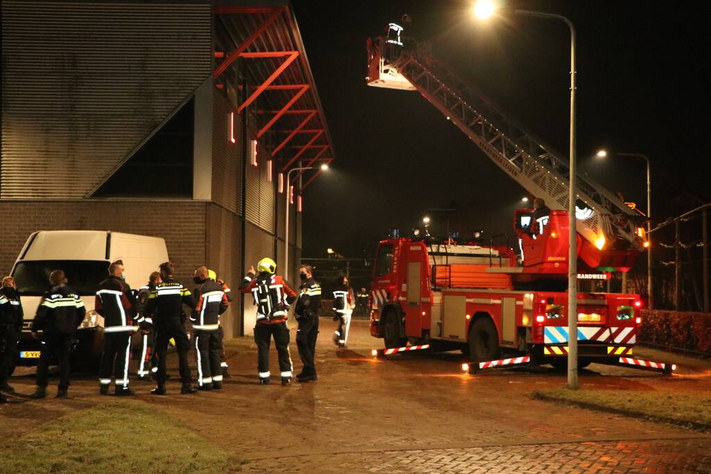 Brandweer doet onderzoek bij Turnhal