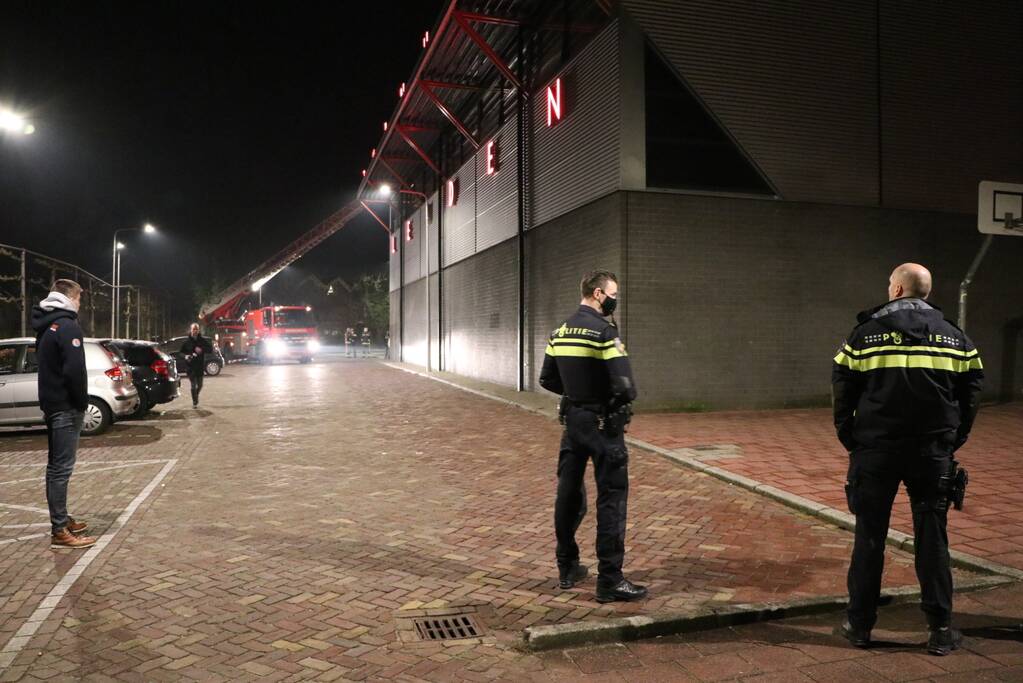 Brandweer doet onderzoek bij Turnhal