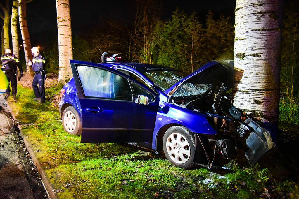 Bestuurder botst met auto frontaal op boom